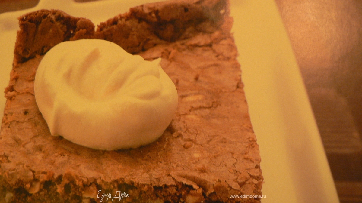 Шоколадно-ореховое пирожное со сливками
