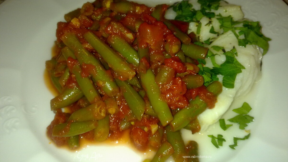 Побеги фасоли с томатным соусом