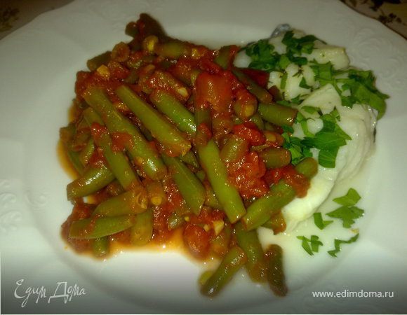 Побеги фасоли с томатным соусом