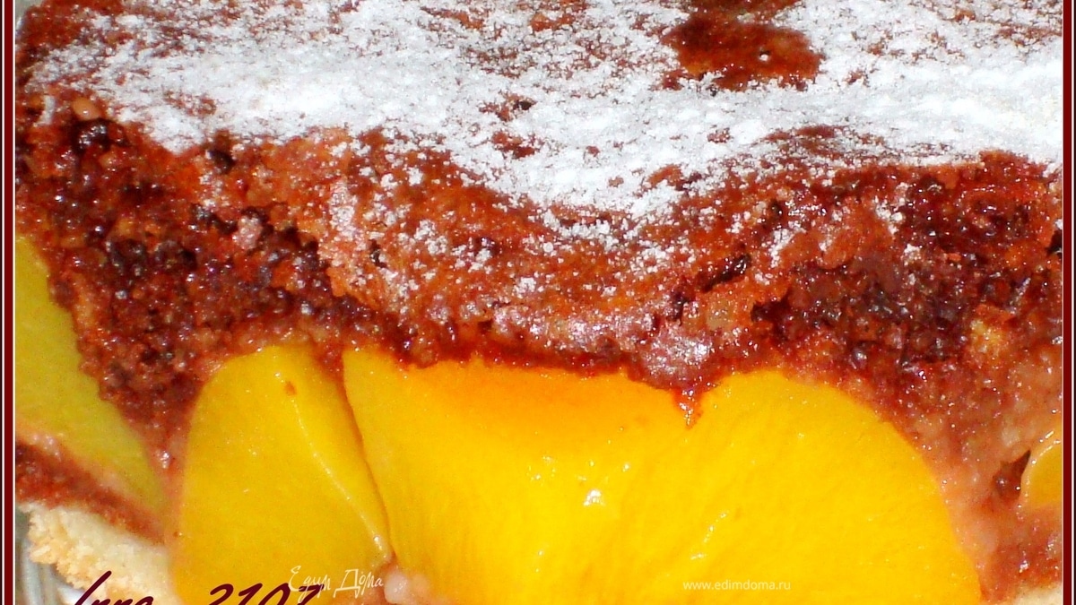 Пирог шоколадный с персиками