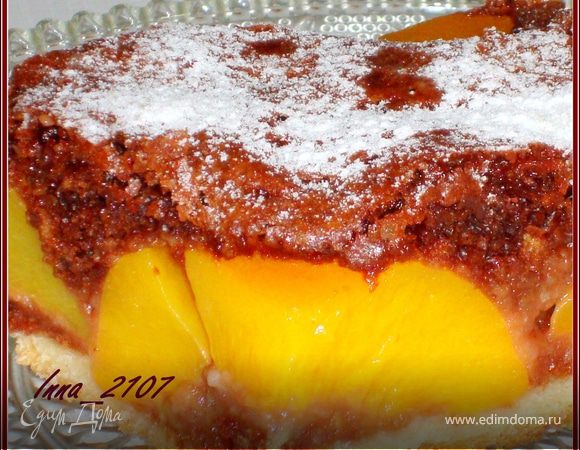 Пирог шоколадный с персиками