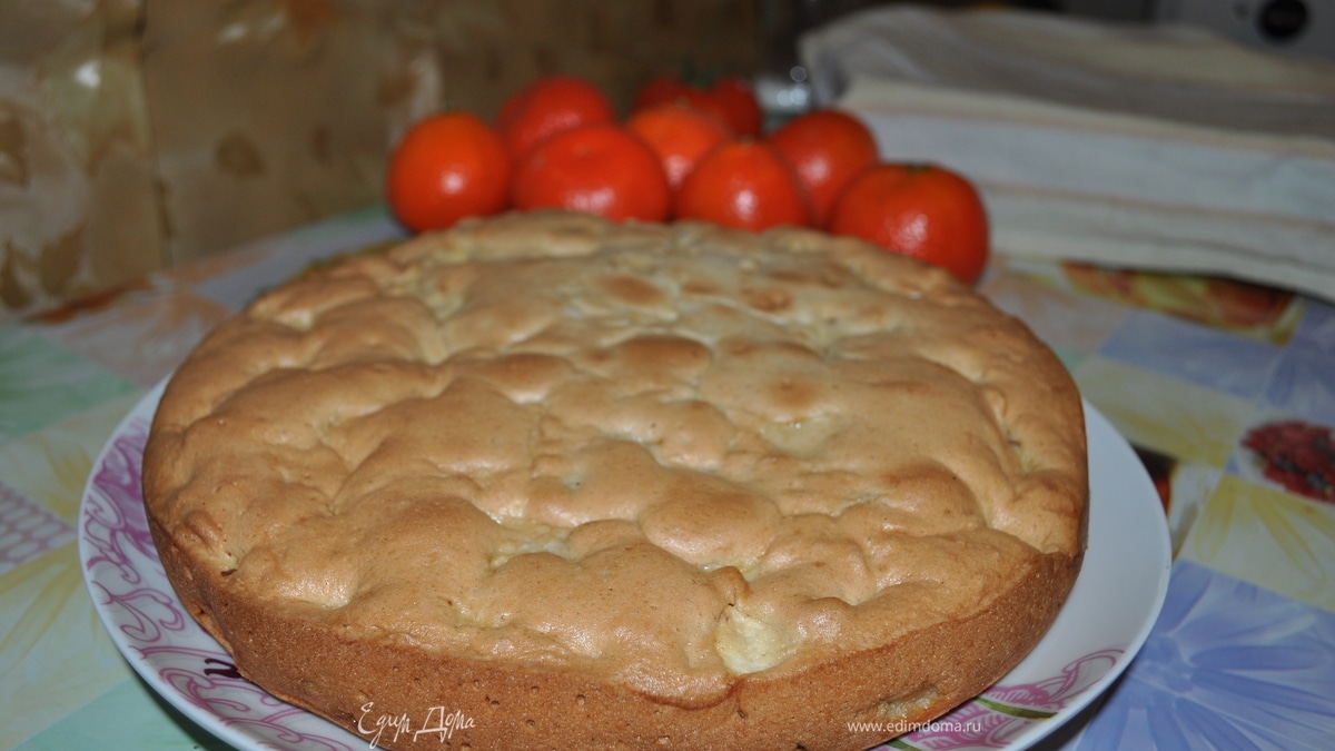 Яблочный пирог с черносливом, миндалем и корицей