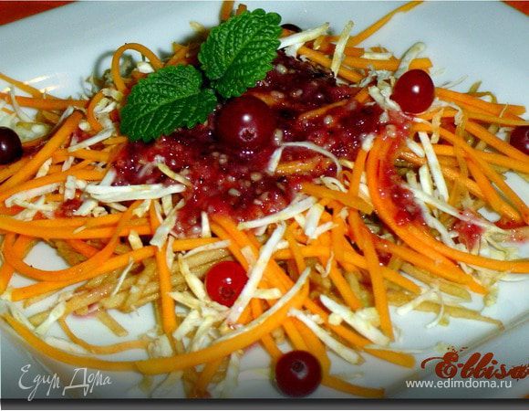 Салат с орехово-клюквенным соусом