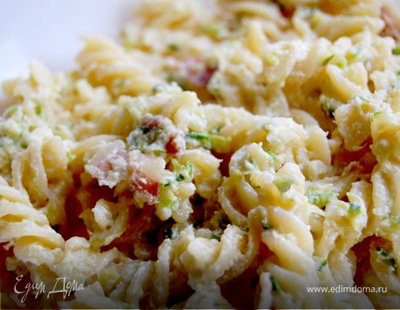 Фузилли с рикоттой, цукини и беконом