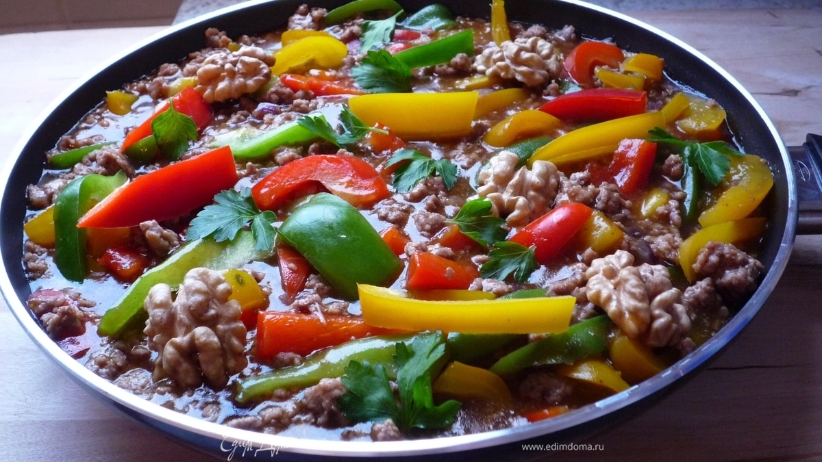 Композиция с паприкой и рубленым мясом