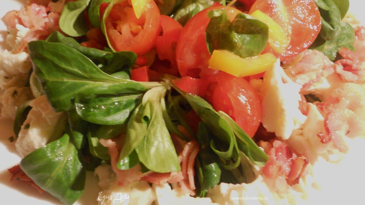 Овощной салат с моцареллой и хрустящей грудинкой