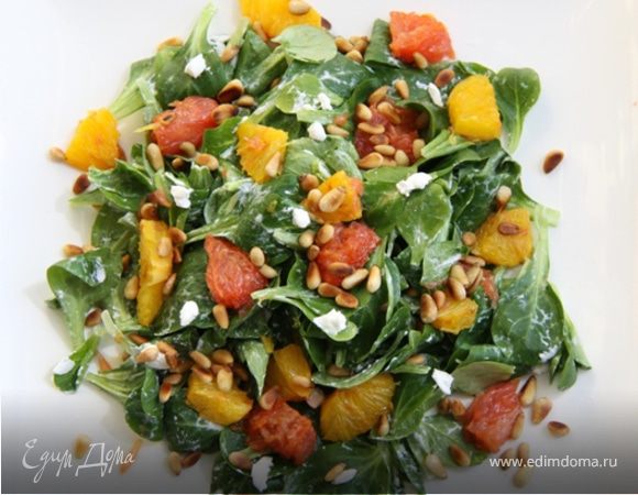 Салат с козьим сыром, жареными цитрусами и орешками