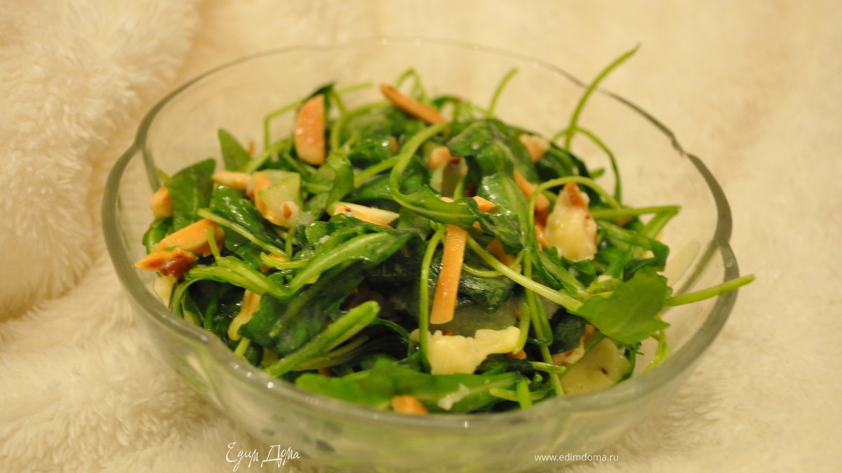 Салат с руколой и запечённым сыром «Лека»