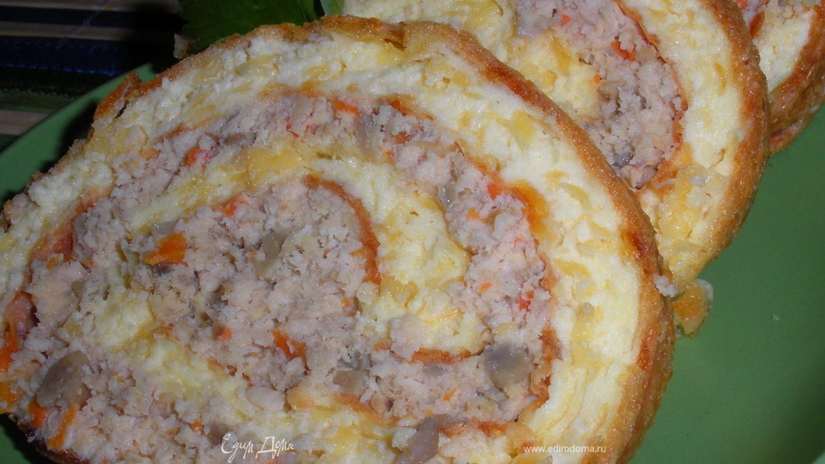 Сырный рулет с курицей и шампиньонами