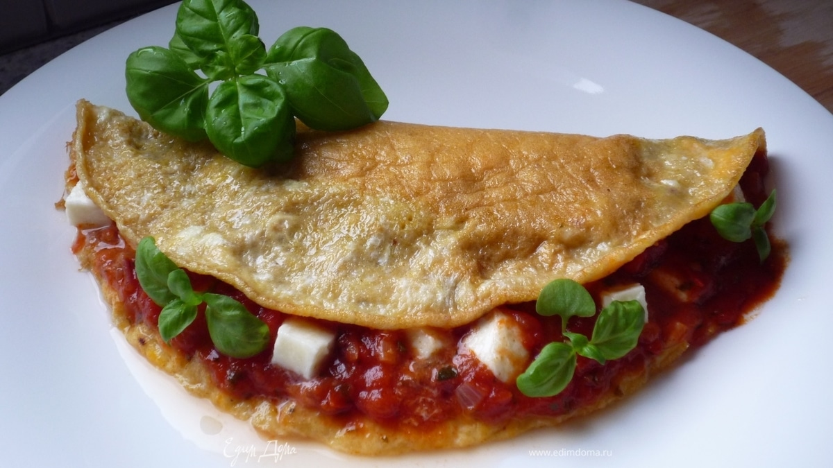 Омлет с помидорами и моцареллой