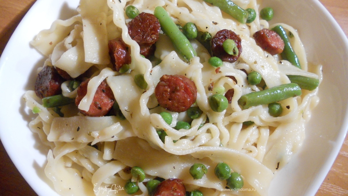 Паста с зеленым горошком, фасолью и копчеными колбасками