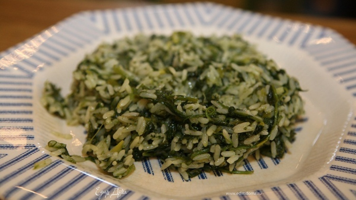 Зеленый плов со шпинатом и луком