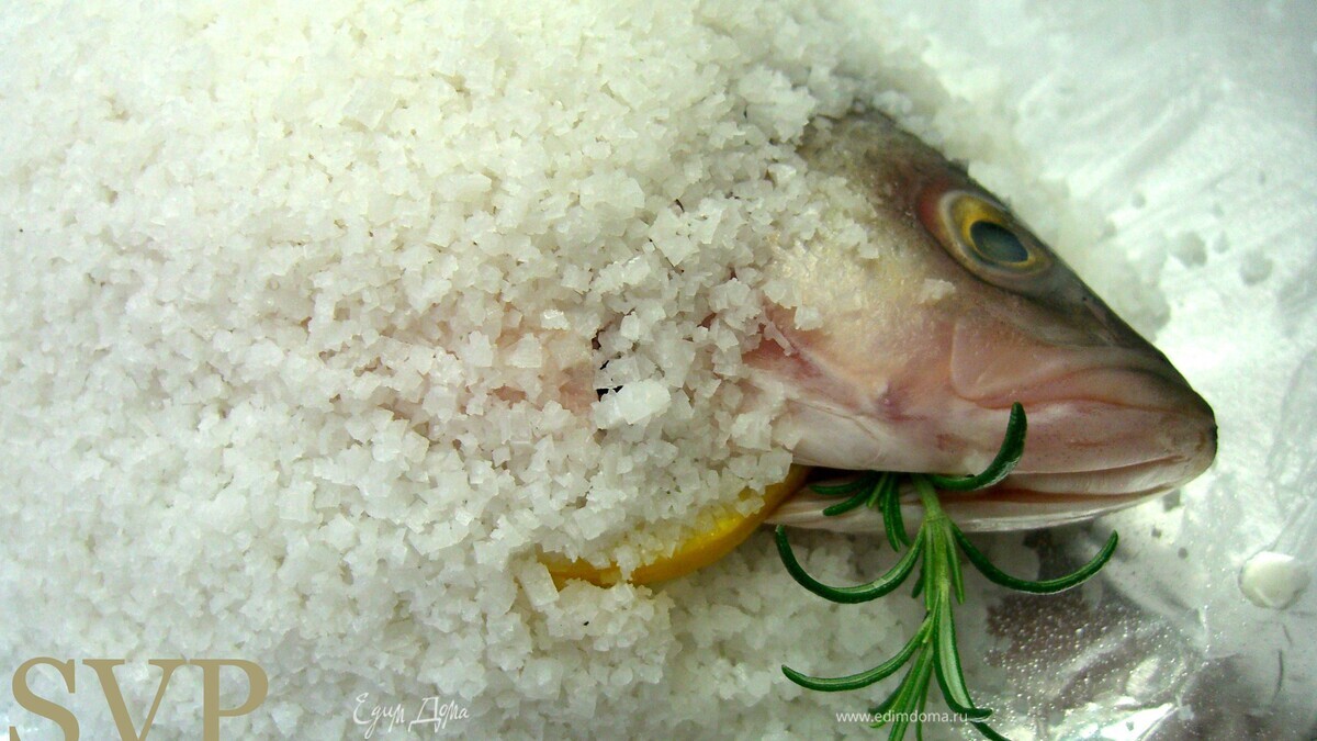 Запеченная в соли рыба