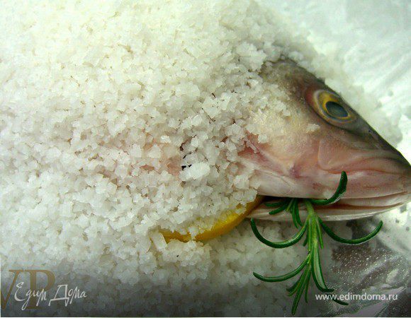 Рыба запеченная в солевом панцире