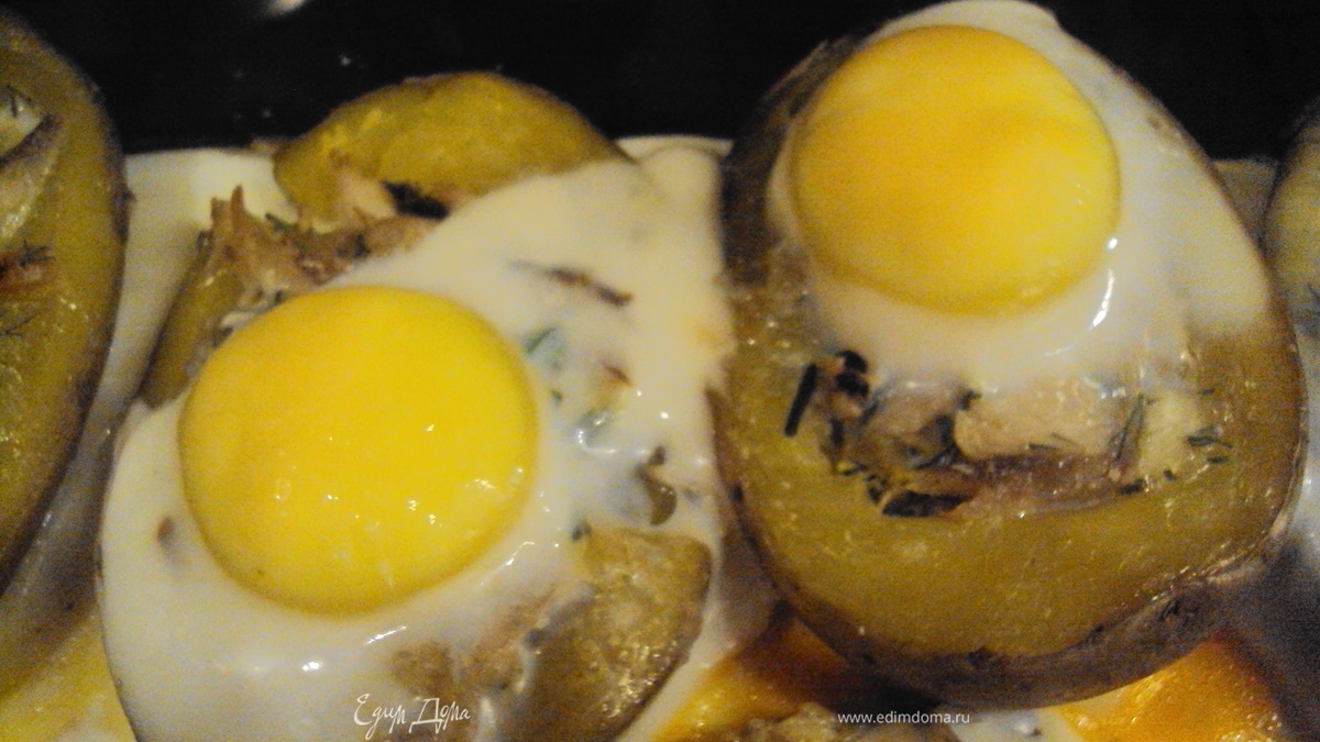 Фаршированный картофель с глазуньей