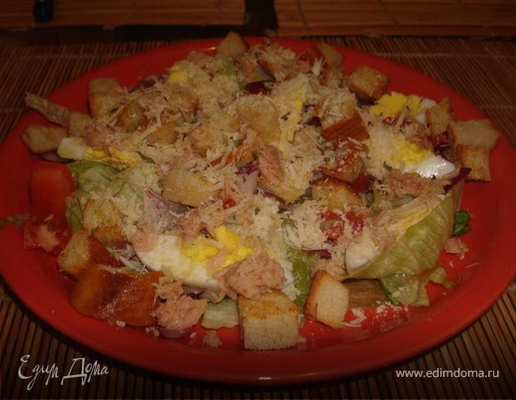 Салат с тунцом и сухариками Салат с тунцом и сухариками