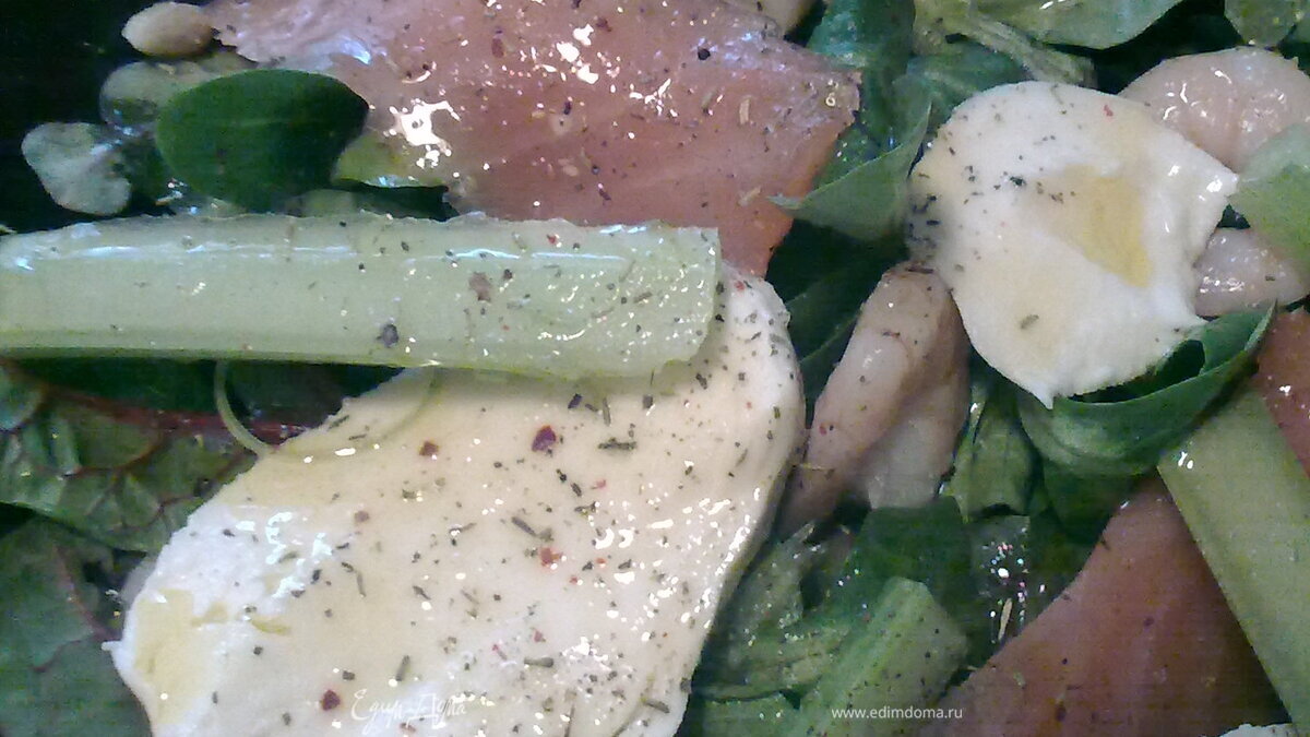 Салатный микс с семгой и креветками