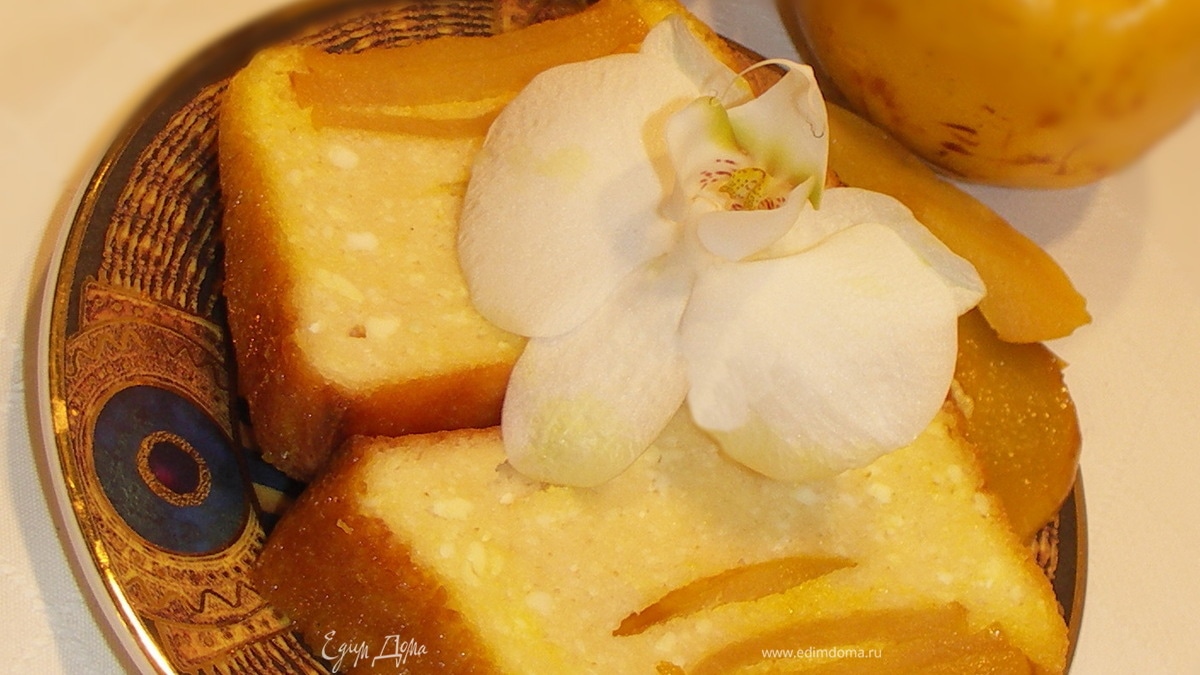 Нежный творожный пирог с айвой