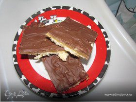 Печенье с карамелью, шоколадом и орехами