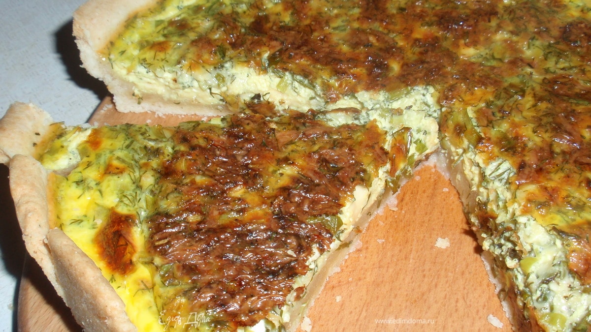 Открытый пирог с сыром и зеленью