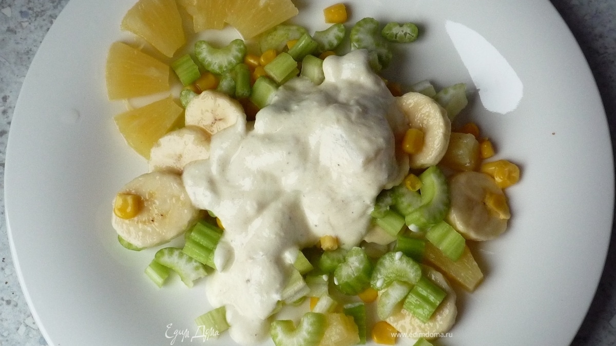 Салат витаминный с сельдерем и ананасом