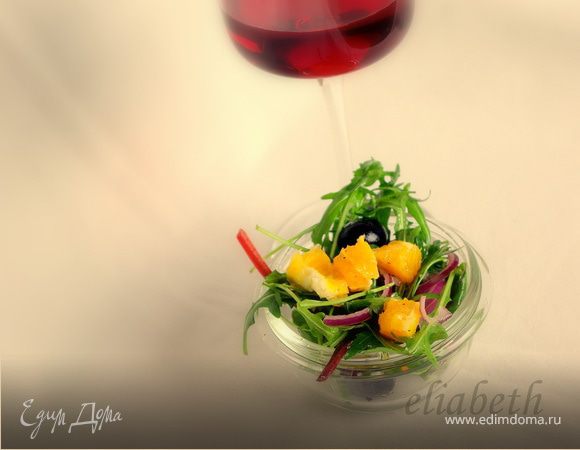 Зеленый салат с апельсинами и черными маслинами
