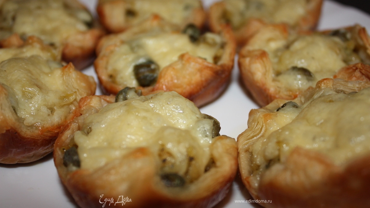 Открытые пирожки из слоеного теста