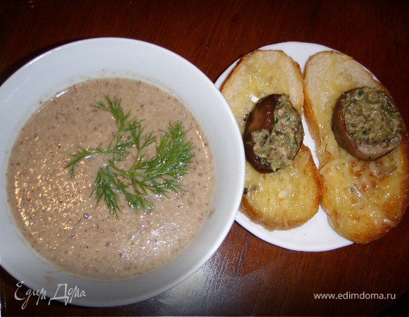 Грибной суп-крем с сырными гренками, с грибами и сыром