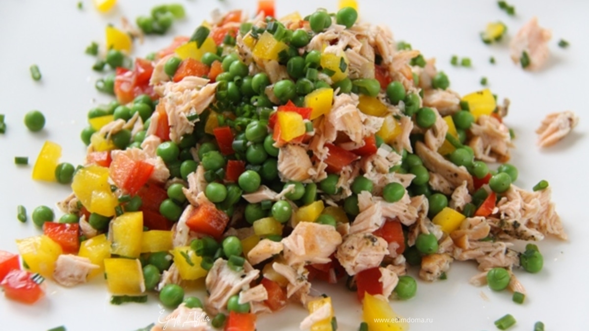 Тёплый салат с горошком и лососем! И Всего 324 ккал в 1 порции:-)