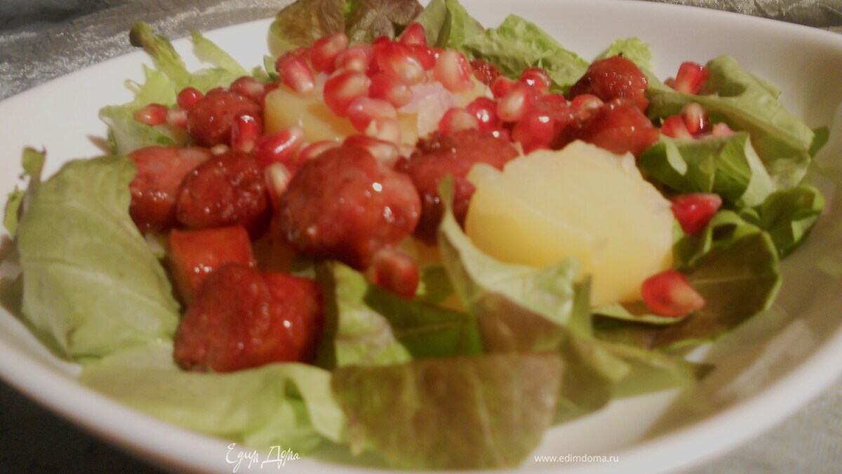 Теплый картофельный салат с колбасками и гранатом