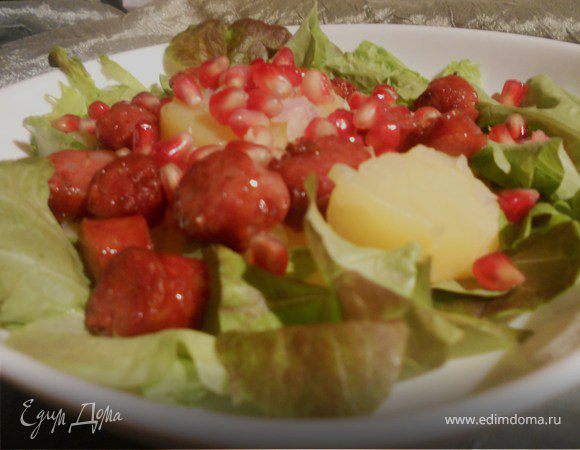 Теплый картофельный салат с колбасками и гранатом Теплый картофельный салат с колбасками и гранатом