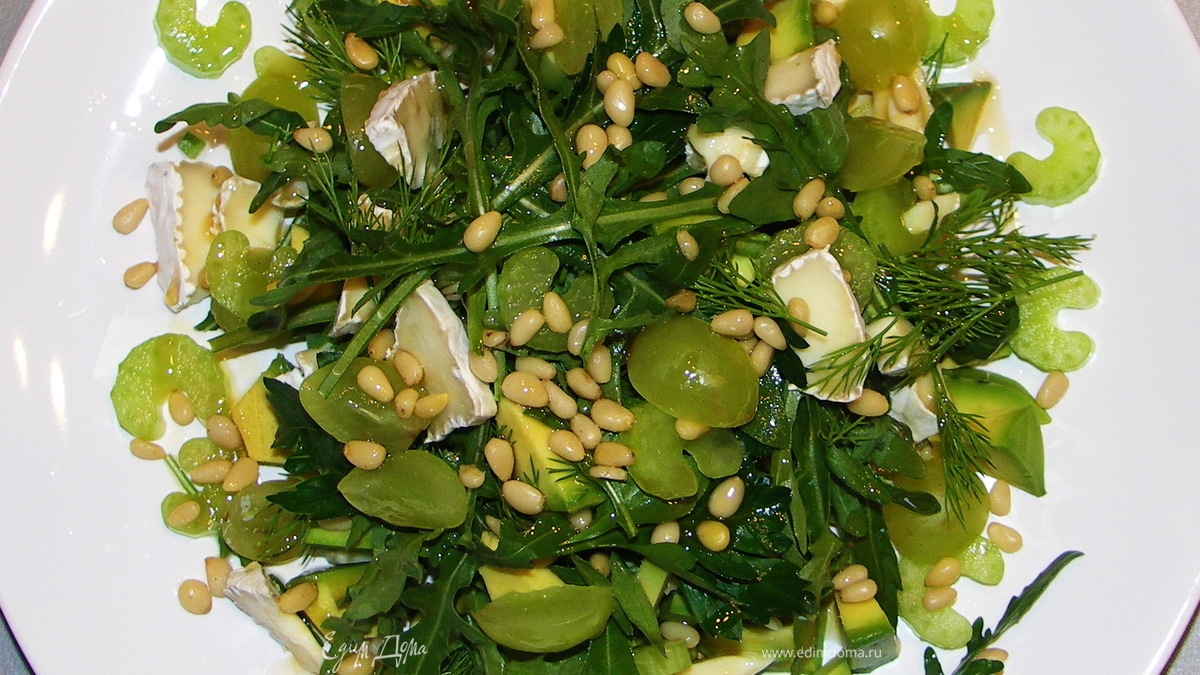 Салат из руколы,сельдерея,винограда и сыра бри.