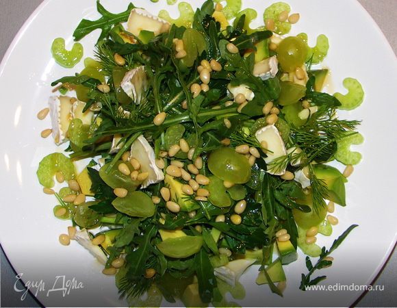 Салат из руколы,сельдерея,винограда и сыра бри.