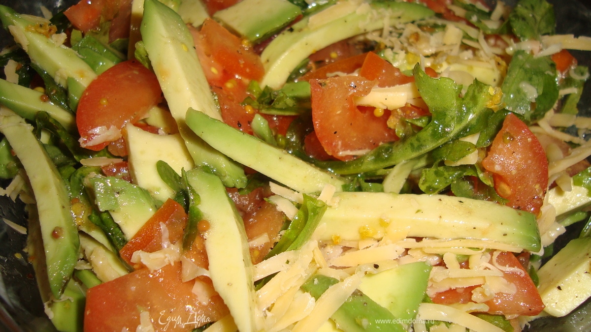 Салат из руколы с авокадо и помидором