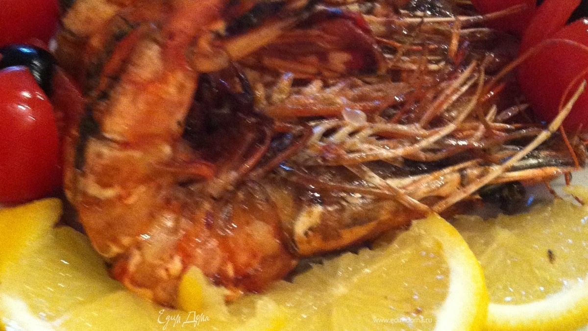 Креветки королевские с зеленью.