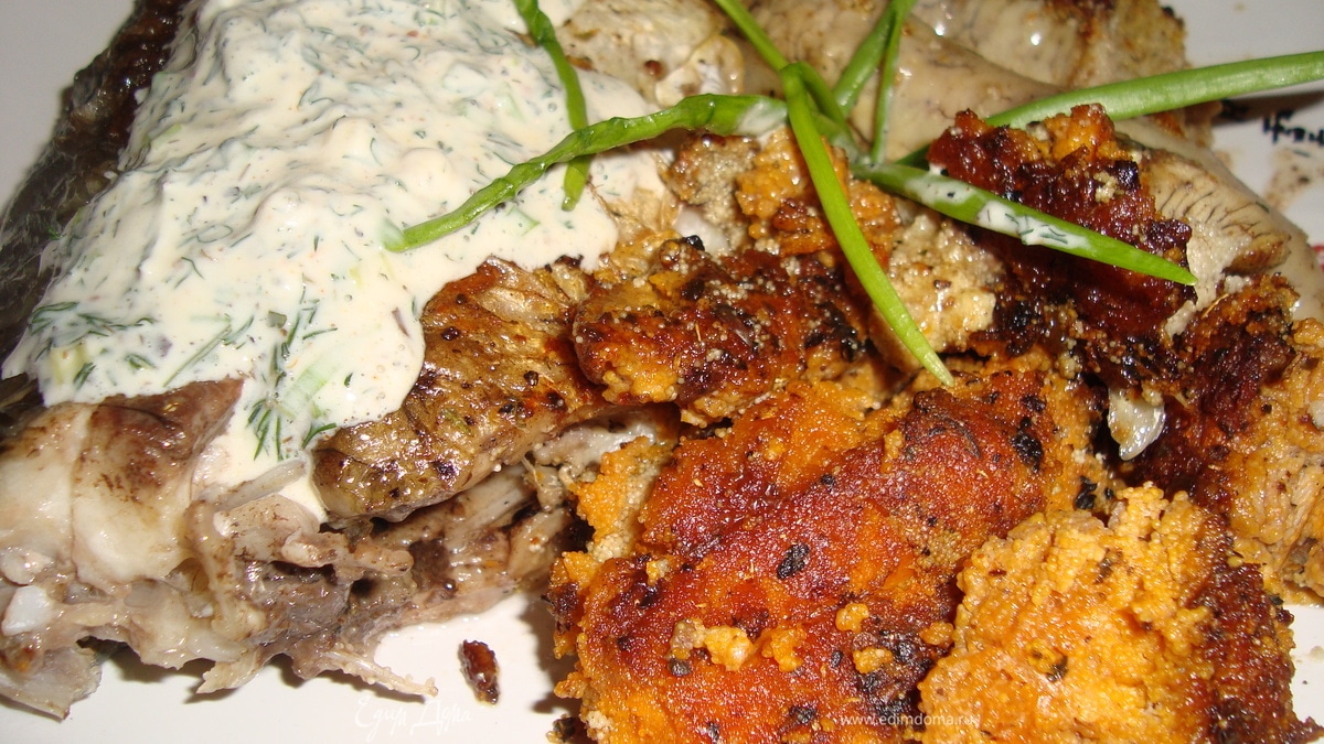 Жареные карась и икра со сметанным соусом