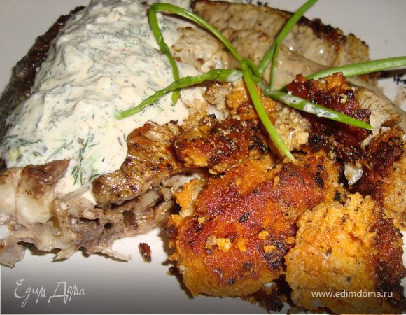 Жареные карась и икра со сметанным соусом