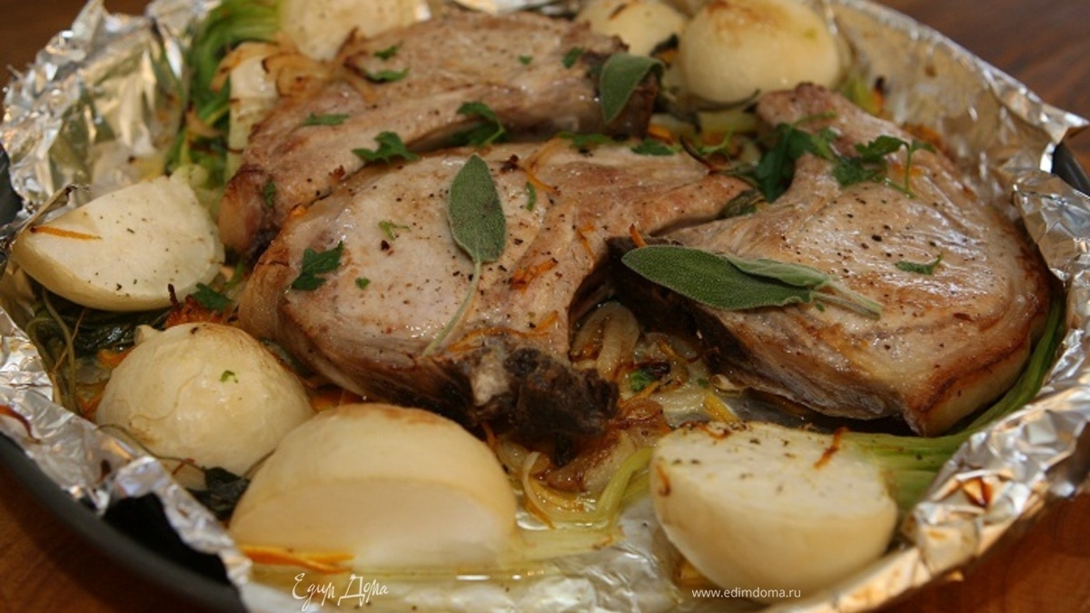 Свинина на ребрышках с шалфеем, апельсинами и репкой