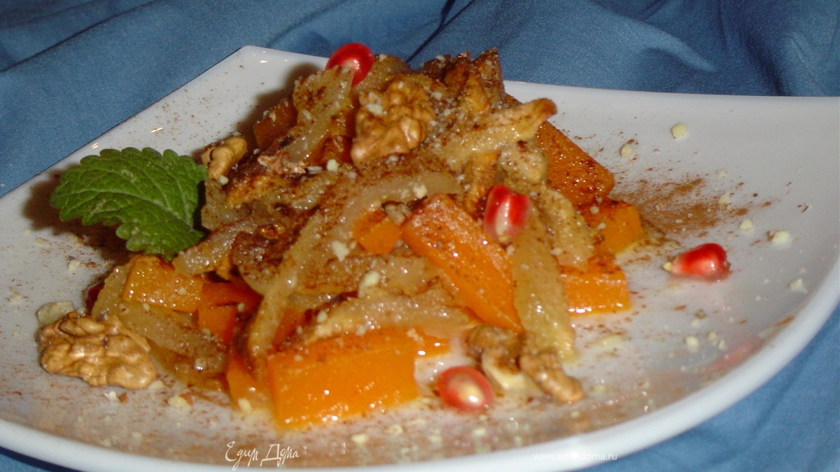 Тыквенно-яблочная запеканка с ореховой посыпкой и зернами граната