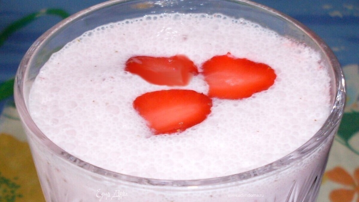 Коктейль с мороженым и клубникой