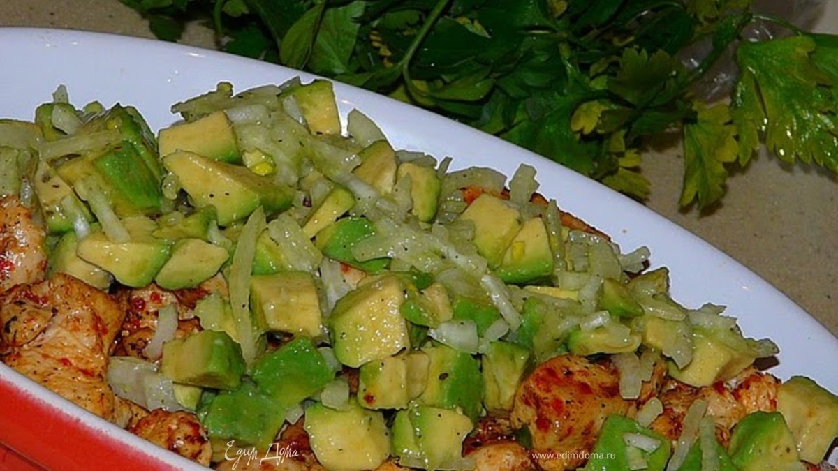 Курица с паприкой и сальсой из авокадо