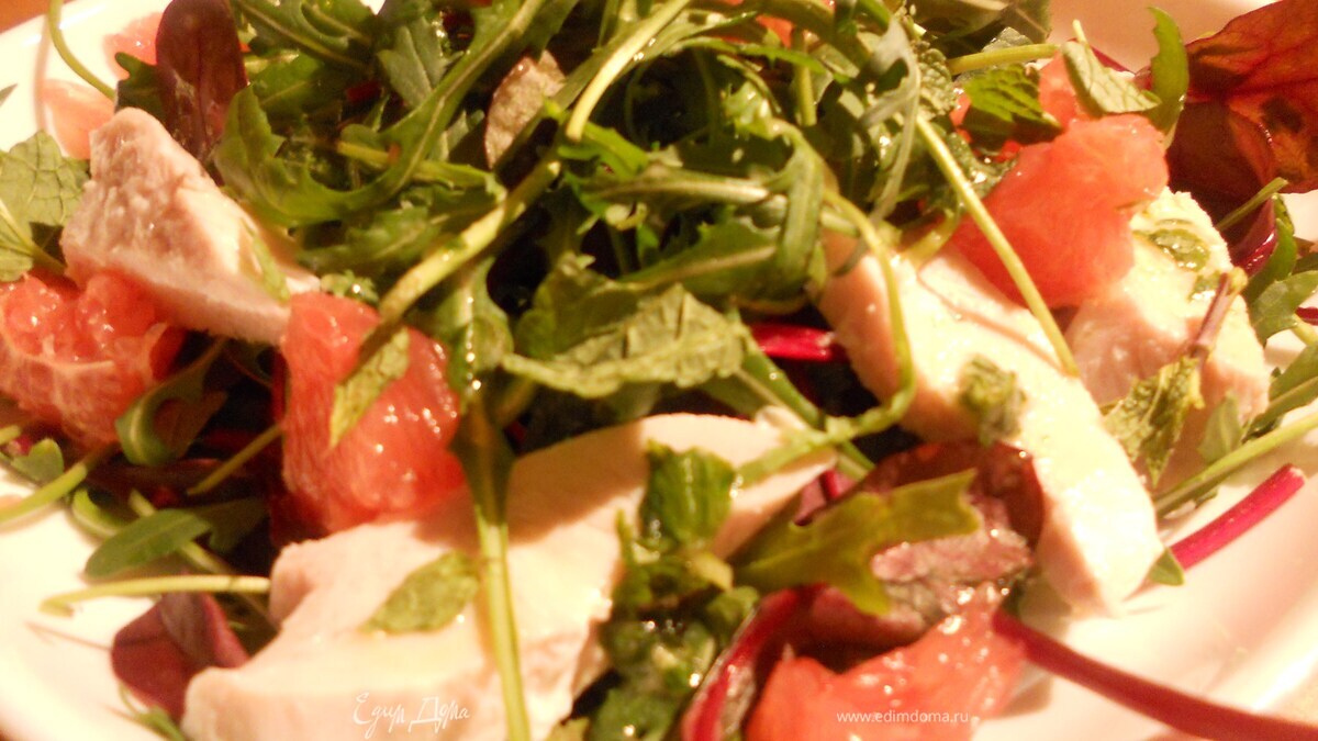 Салат с куриным филе, грейпфрутом и мятой