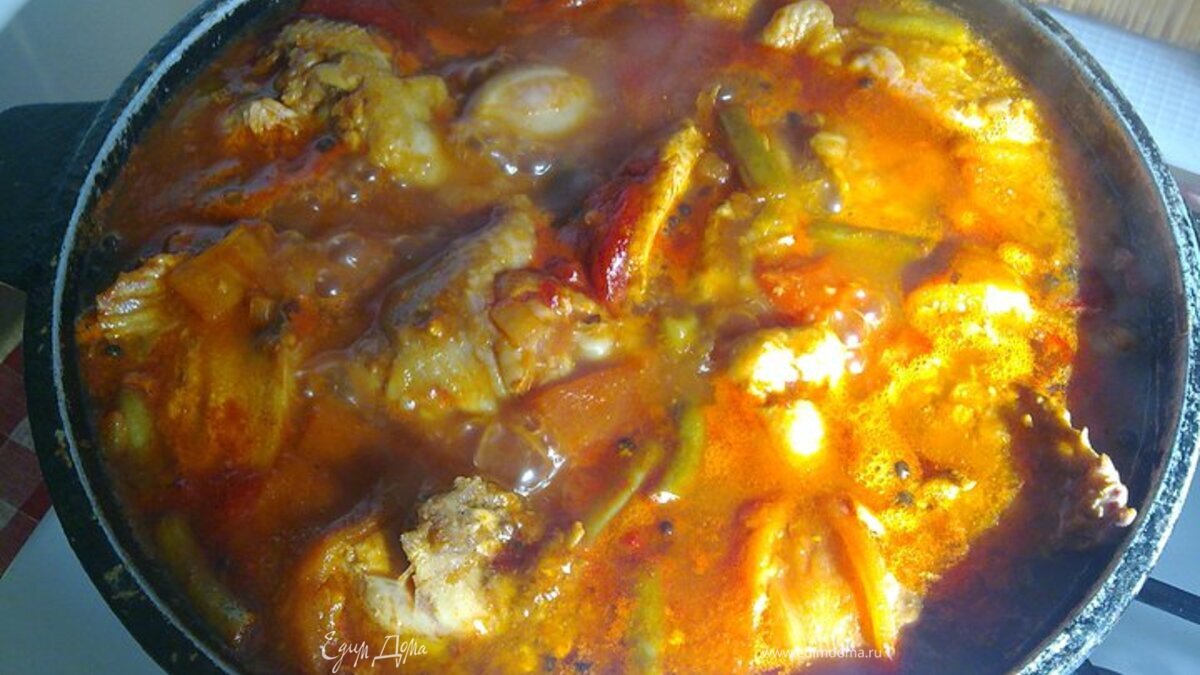 Курица с ананасами и пaприкой в кисло-сладком соусе карри