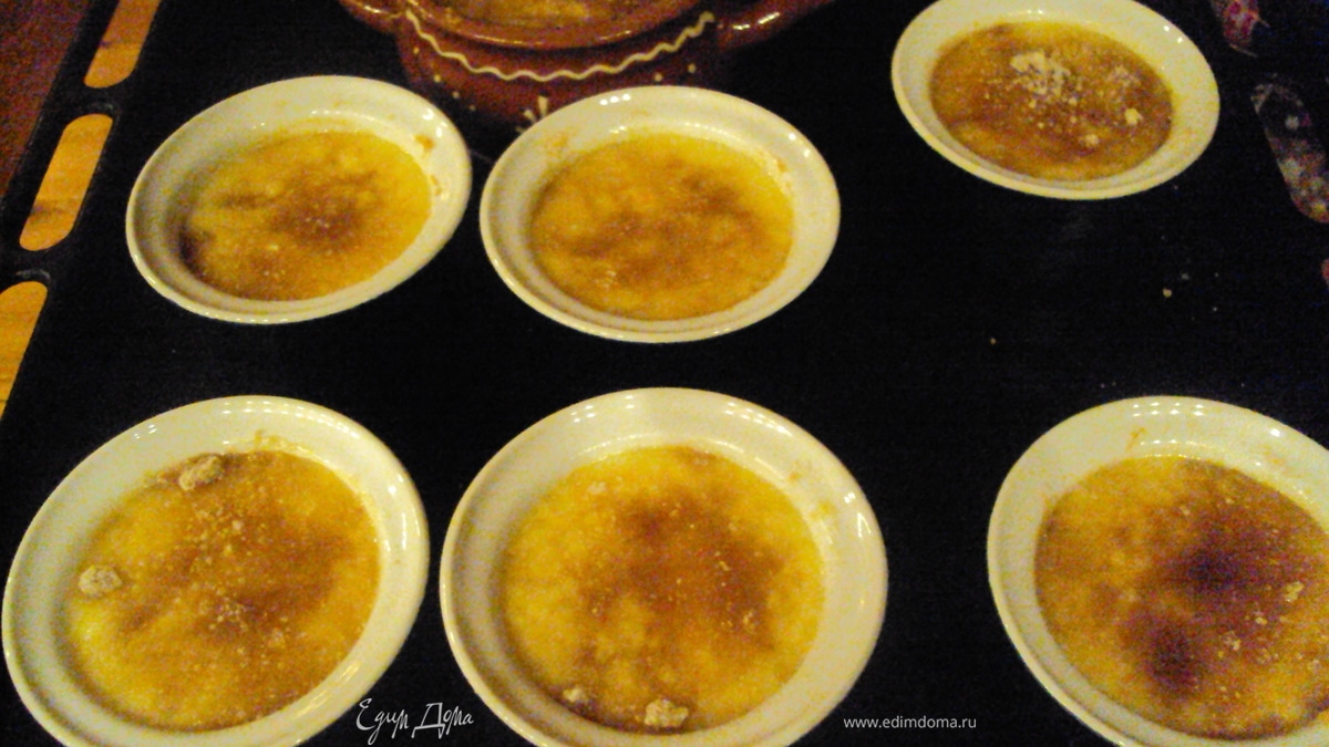 Крем-брюле с яблоками и изюмом