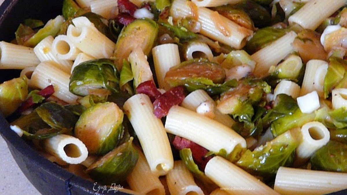 Паста с брюссельской капустой и колбасками