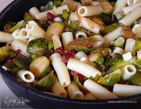 Паста с брюссельской капустой и колбасками