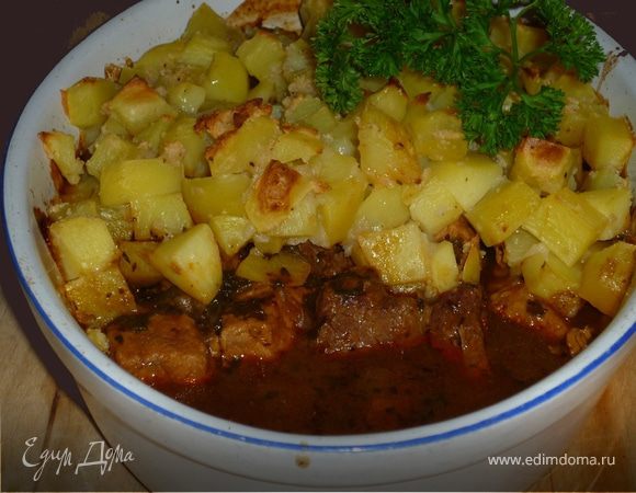 Гуляш под нежным соусом с картофельной корочкой Гуляш под нежным соусом с картофельной корочкой