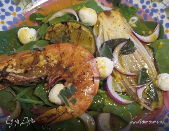 Салат из шпината,креветок,цикория с яичным соусом