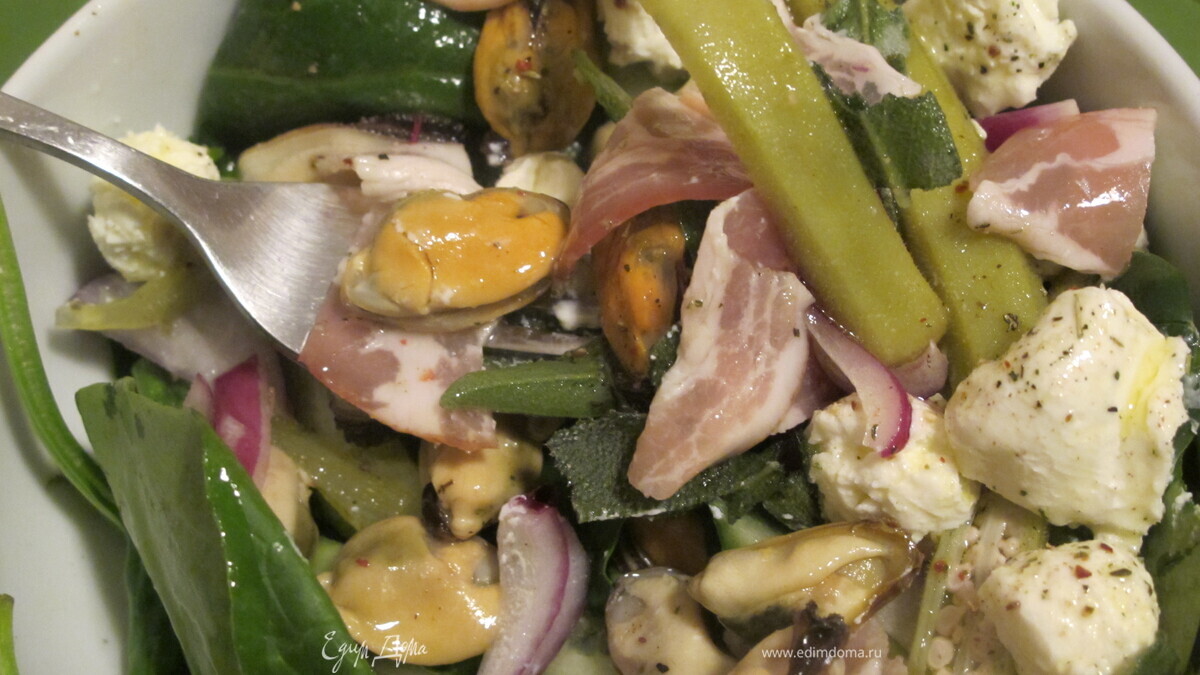 Салат с мидиями, беконом и бамия