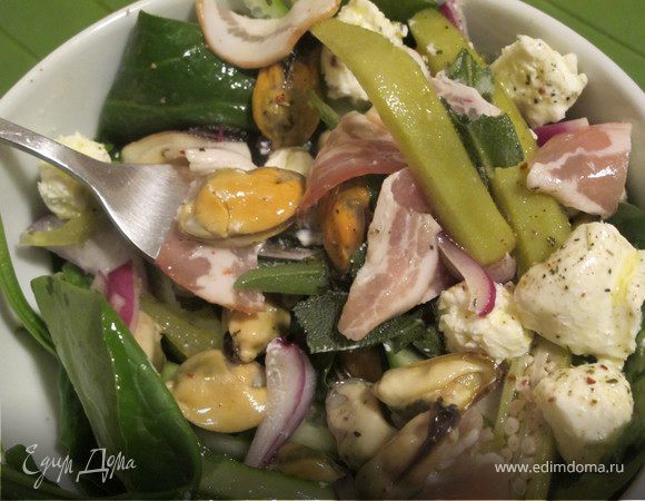 Салат с мидиями, беконом и бамия